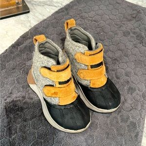 Boys Sorel Out n About boots sz 10
